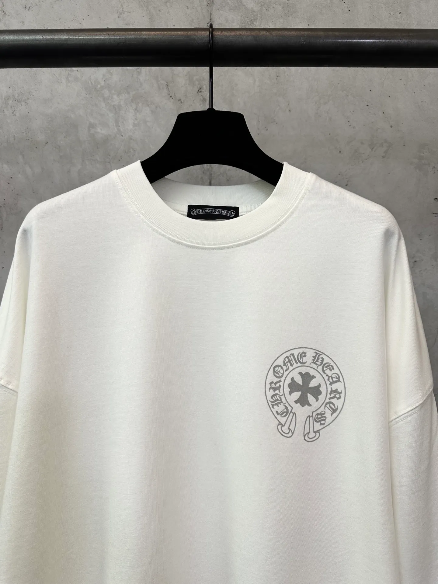 P300 Chrome Hearts 25ss classic Sanskrit gray letter round neck long-sleeved T-shirt. Fabric is high-definition, super heavyweight cotton, double yarn compact Xinjiang cotton. Weight: 320 grams. Clean cloth surface. Clear cloth texture. Tight feel. Stiff. High color fastness. No deformation. No discoloration. Customized hardware. Thread. Accessories. Matching. Same style for men and women. -Color: Black White -Size: XS S M L